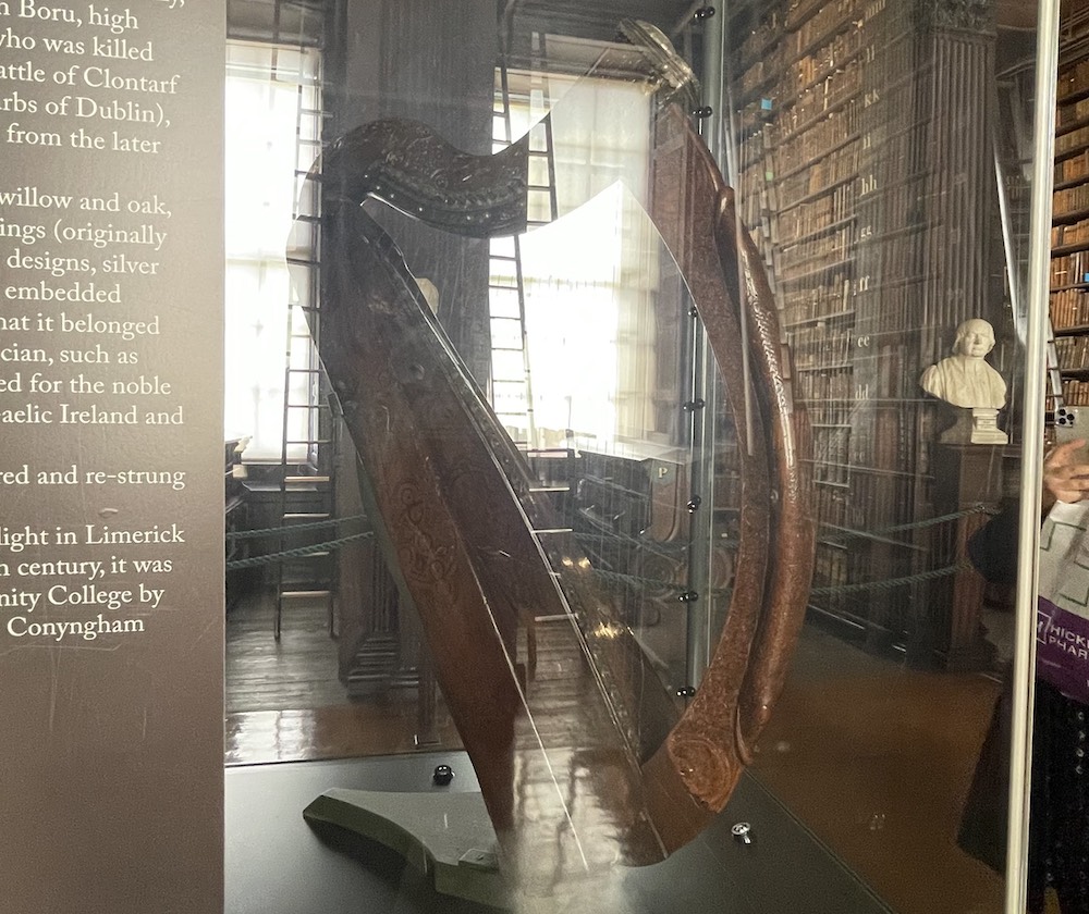 ケルズの書にあるアイルランド最古のハープ
